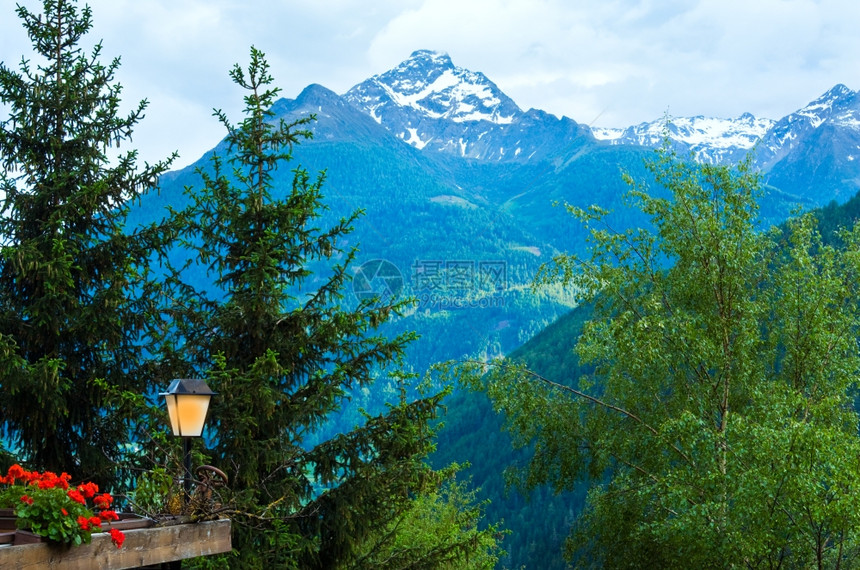 阿尔卑斯山脉的夏季景色图片