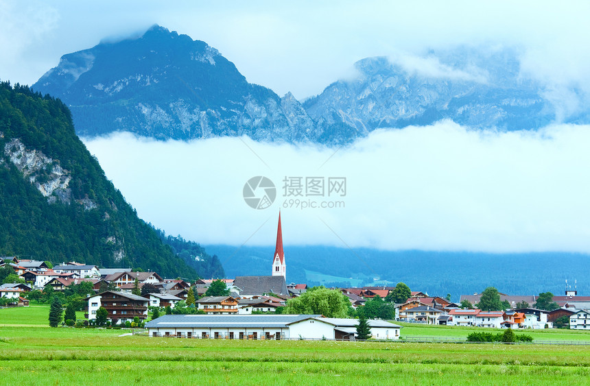 阿尔卑斯山夏季风景和谷村庄奥地利图片