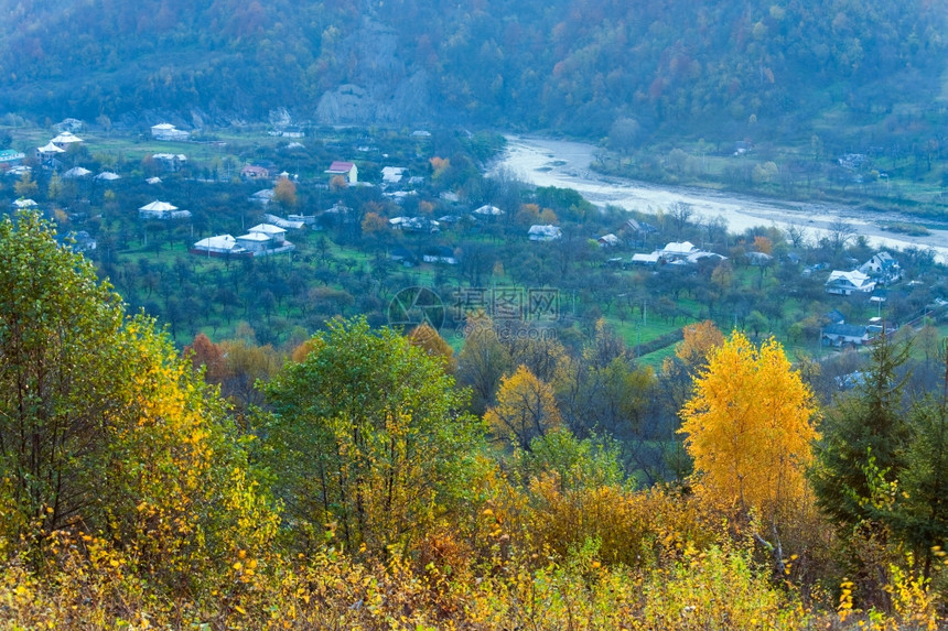 米丝清晨秋山村风景乌克兰喀尔巴阡图片