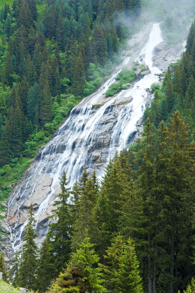 阿尔卑斯山美丽的瀑夏季风景奥地利图片