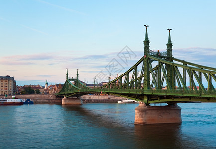 穿越多瑙河的布达佩斯自由桥图片