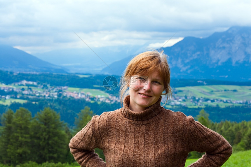 山谷奥地利阿尔卑斯山夏季村和妇女肖像图片