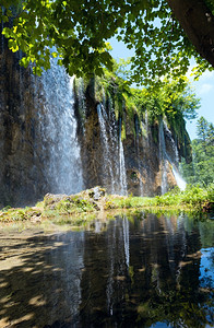 在小型透明的湖泊克罗地亚普利维塞湖公园反射瀑布图片