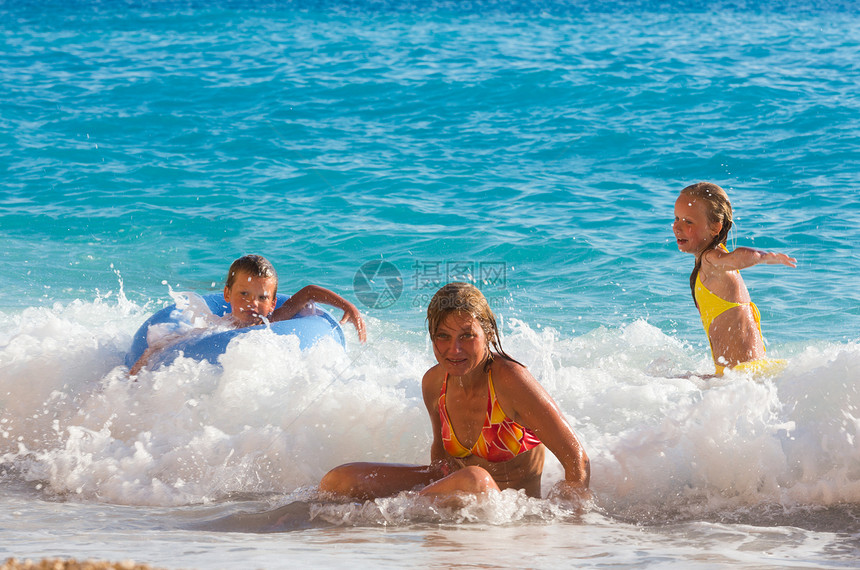 在白色Egremni海滩IonianseaLefkada希腊家庭有两个孩子的母亲有基于水的娱乐活动Ioniansea图片