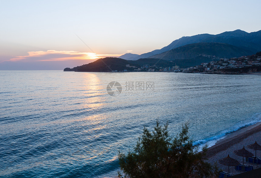 粉色日落和夏季海岸观察马雷阿尔巴尼亚波塔米海滩图片
