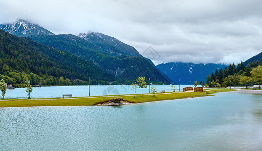 AchenseeAchen湖夏季风景有木桥和水面云层反射奥地利图片
