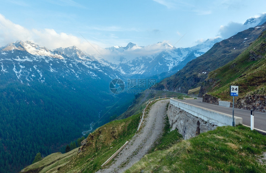 从意大利与奥地边境高山公路Timmelsjoch看到图片