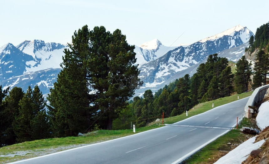 从意大利与奥地边境高山公路Timmelsjoch看到图片