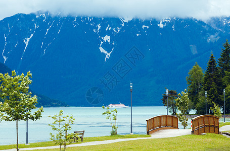 AchenseeAchen湖夏季风景有木桥和船奥地利图片