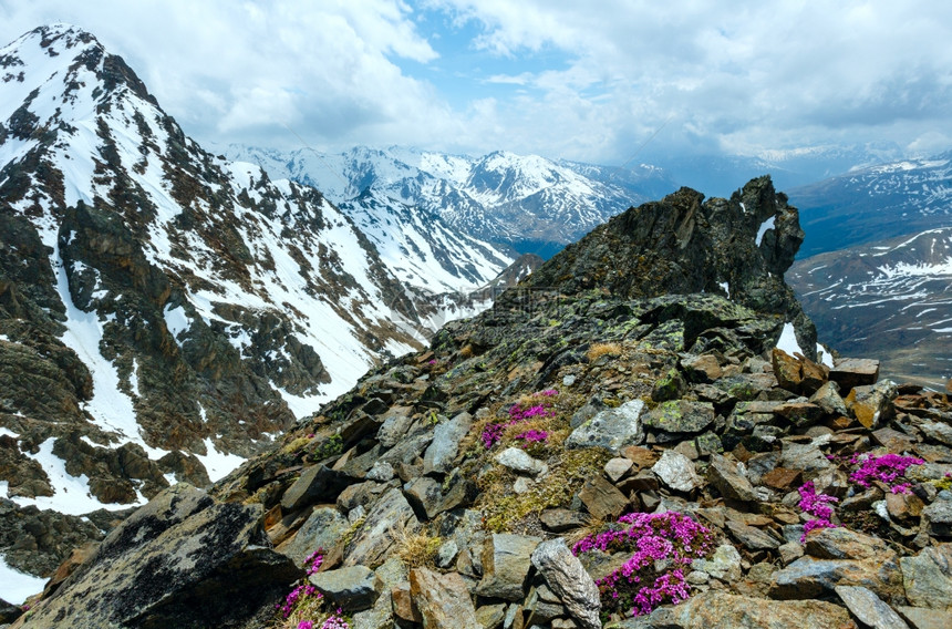从Karlesjoch电缆滑雪梯高站3108米靠近奥地利意大边界的KaunertalGletcher附近的山上观望花朵在悬崖和云图片