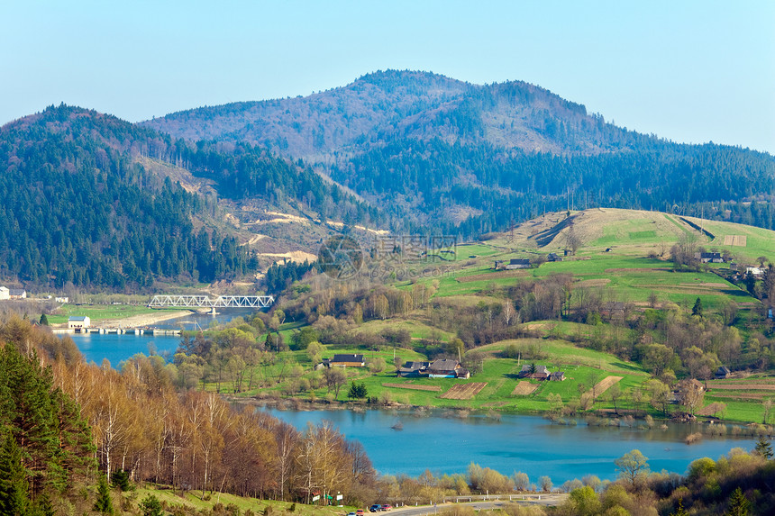 春季乡村和河流景观图片
