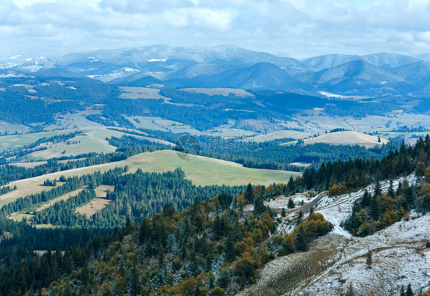 10月喀尔巴阡山高原第一次冬季雪和秋叶图片