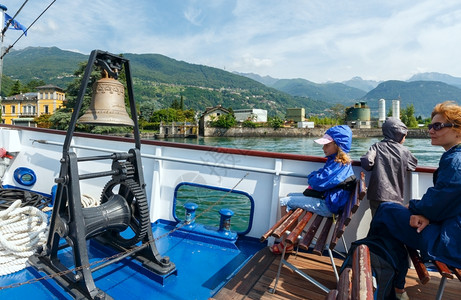 家庭有孩子的母亲在船上由Como湖意大利游览夏季观光图片