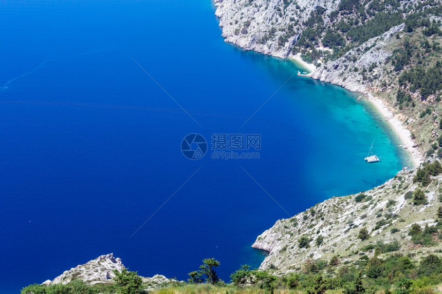 MakarskaRiviera海岸夏季风景滩沿水面和游艇克罗地亚图片