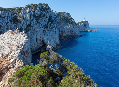 Lefkas岛和灯塔希腊爱奥尼亚海南边岩石角的家庭图片