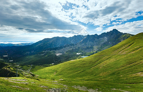 波兰塔特拉山西尼科瓦谷一组冰川湖泊和斯韦尼卡山背景图片