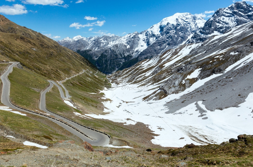 夏季斯泰尔维奥通过山边和蛇纹公路上有雪意大利图片
