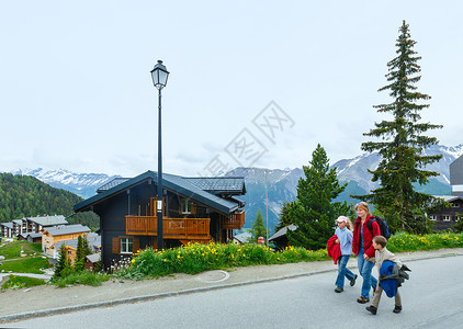 Bettmeralp山村夏季观察瑞士和家庭背景图片