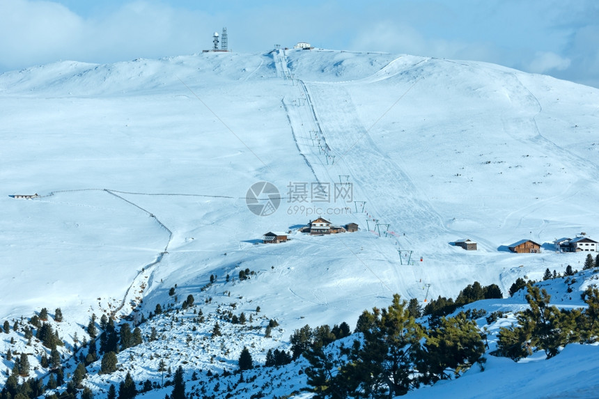 美丽的冬季山地景观有滑雪电梯和在斜坡上运行图片