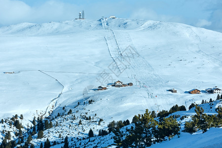 美丽的冬季山地景观有滑雪电梯和在斜坡上运行图片