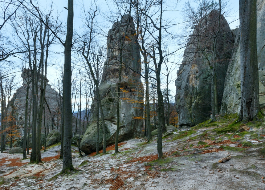 秋天森林SkeliDovbusha伊万诺弗兰科夫斯克地区乌兰的巨石图片