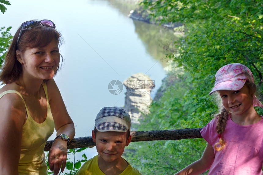 幸福的家庭和Bakota的春光背面乌克兰赫梅尼茨基州图片