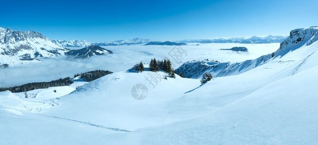 上午冬季山区风景谷下奥地利Hochkoenig地区有云层无法辨别所有人背景