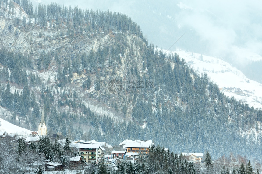 Krimml奥地利蒂罗尔瀑布附近的阿尔卑斯美丽冬季山村图片