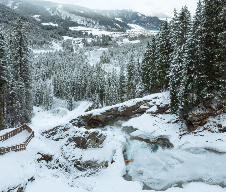 阿尔卑斯山美丽的瀑布克里姆尔奥地利蒂罗尔冬季风景带有观察点图片