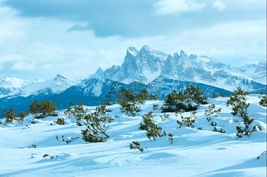 美丽的冬季山景普埃兹盖斯勒格鲁普PuezGeislergruppe上的RittnerHorn意大利视图图片