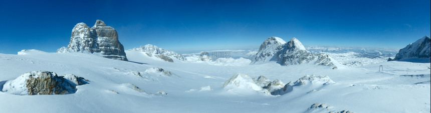 Dachstein山地表顶部奥利的冬季荒凉景色图片