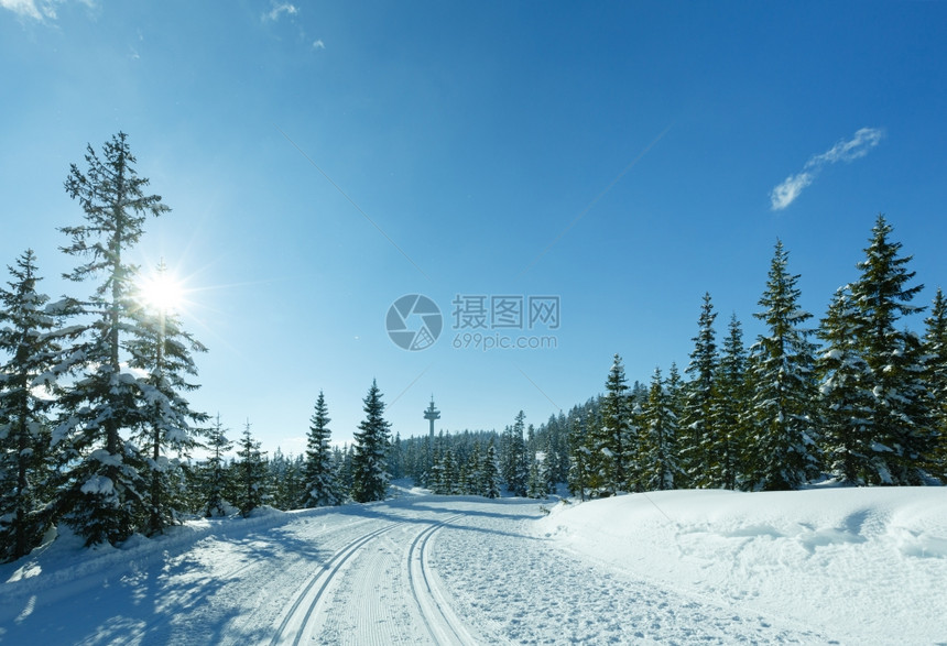 带滑雪跑的冬季阳光明媚山区景观PapagenoBahnFilzmoos奥地利图片