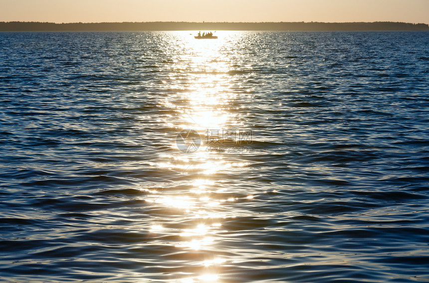 日落夏季湖面的渔船图片