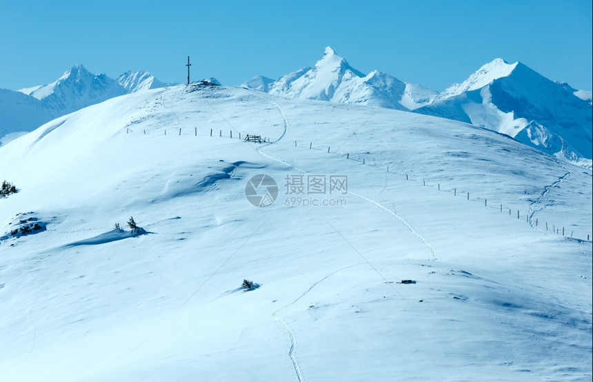 冬季山上的Shneeberg顶部和后方的阿尔卑斯山峰奥地利霍科尼希区图片