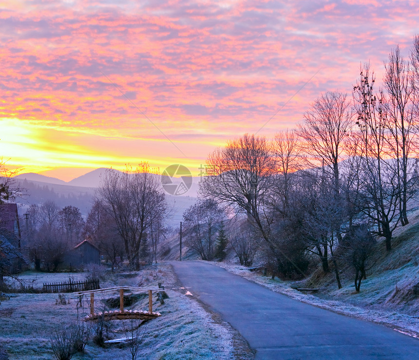 日出和山村公路首个秋天有霜图片