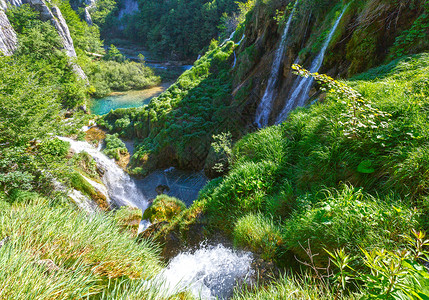 穆哈维茨河普利维茨湖泊公园克罗地亚夏季瀑布和草地背景