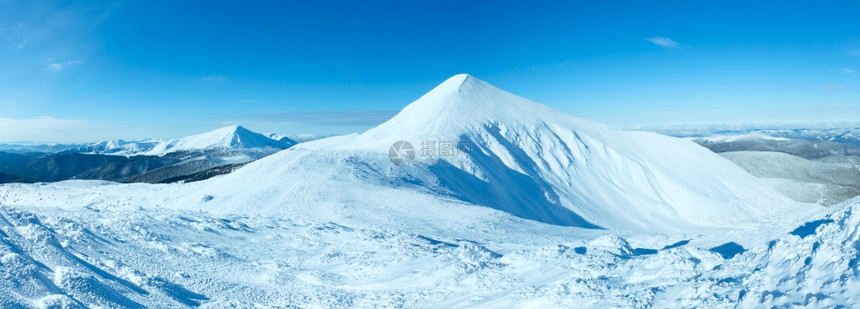 阳光明媚的冬季戈维拉山全景喀尔巴阡山乌克兰图片