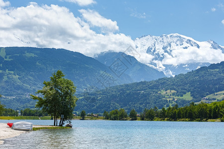 Passy湖和Blanc山群夏季观测法国查莫尼克斯图片