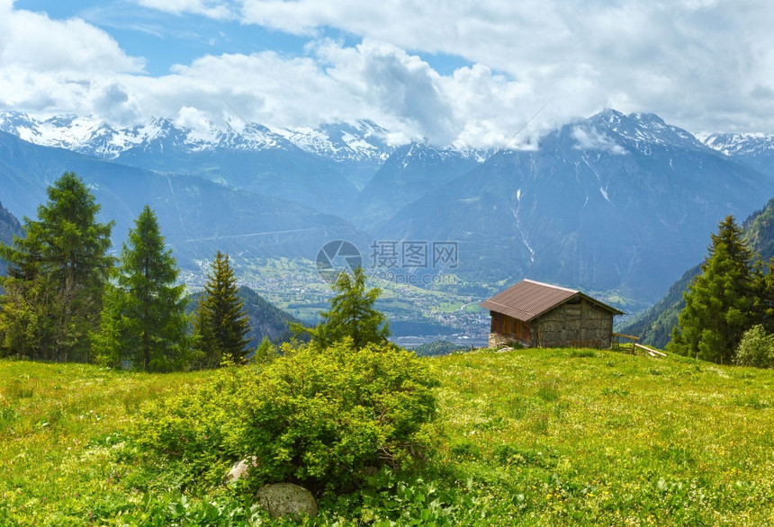 夏季山地景观顶上雪坡房屋瑞士阿尔卑斯山图片
