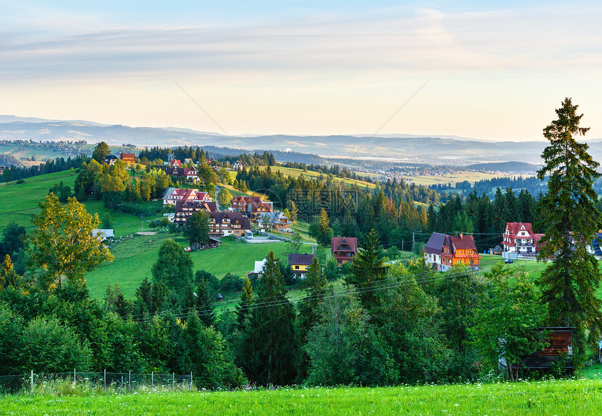 夏季上午Hazy山村风景波兰格利卡扎罗戈尔尼图片