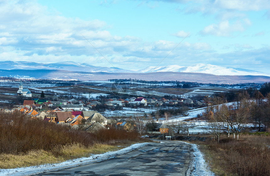 河谷新降雪的乡村公路和庄乌克兰扎卡尔帕蒂亚州图片