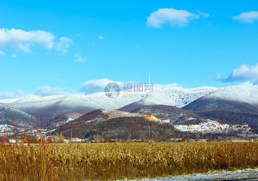 有田地和山有新降雪的景观Zakarpattia州乌克兰图片