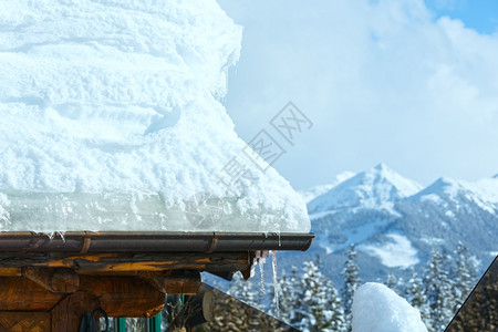 屋顶和冬山的雪奥地利图片