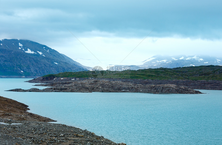 Storglomvatnet湖挪威梅洛伊靠近斯瓦蒂森冰川的山水水库图片