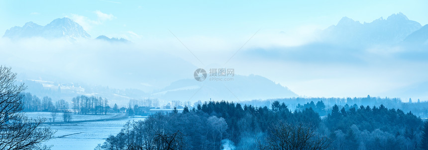 奥地利冬季山村的迷雾风景图片
