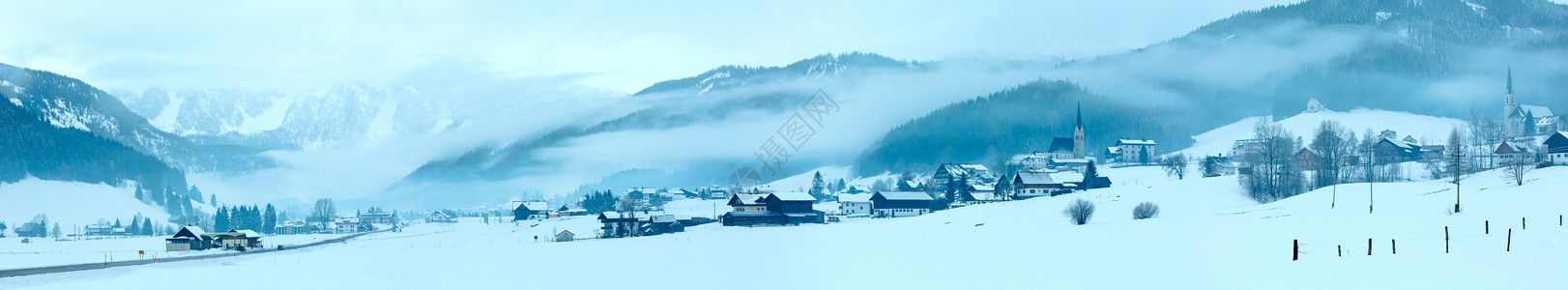 冬季山区村的荒凉地貌云层低奥地利图片