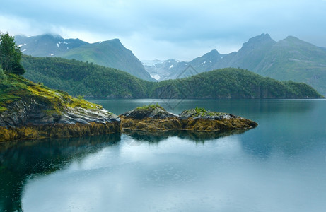 斯瓦尔蒂森冰川挪威湖fjord和雨季Svartisen冰川挪威图片