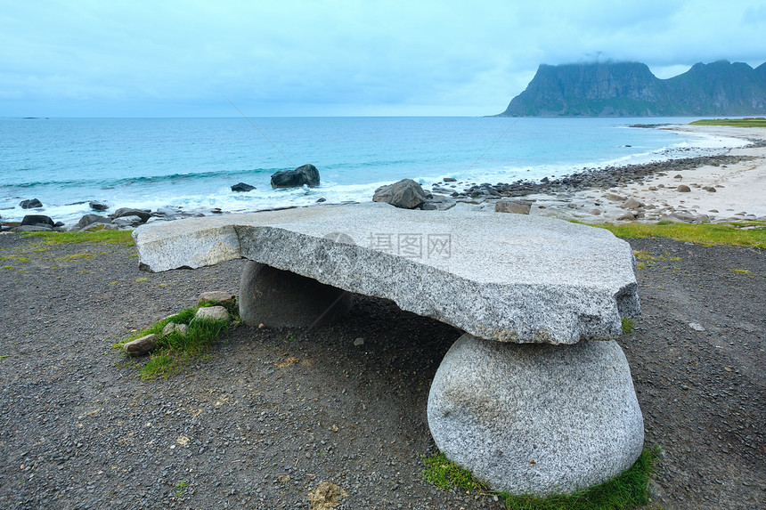 Haukland海滩的石板桌夏季云层风景挪威Lofoten图片