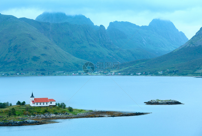 Lofoten夏季风云与岛上教堂挪威图片