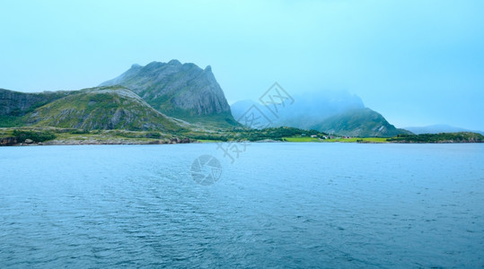 从渡口看兰峡湾夏季多云景色挪威图片